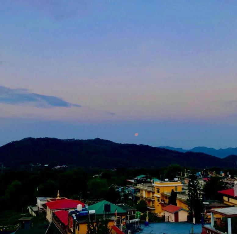 La Atharva Residency By Sunchasers Bīr エクステリア 写真